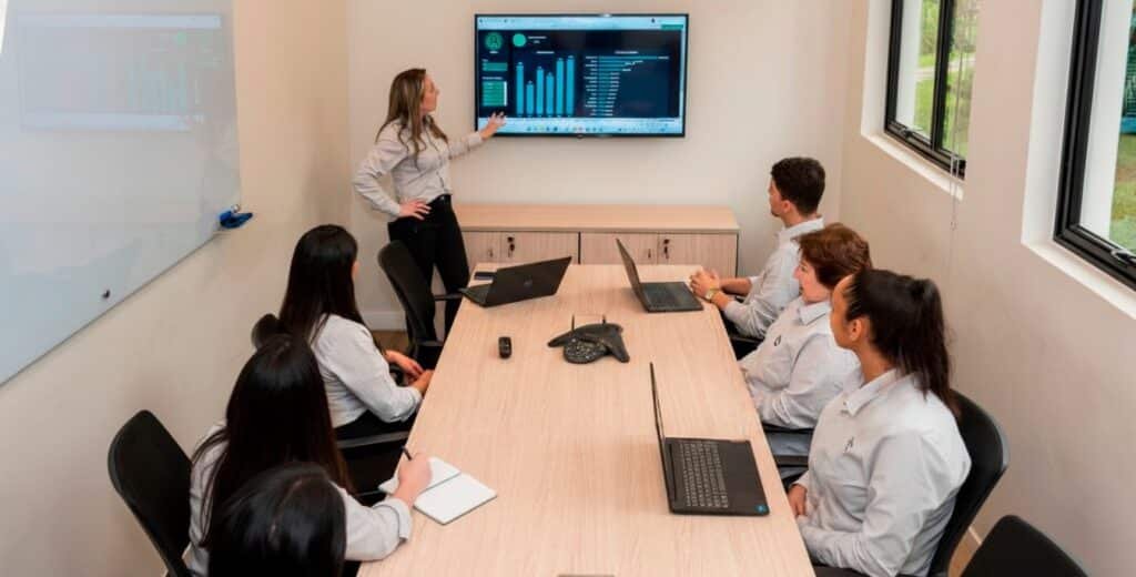 Distribuição de compósitos e resinas: por que a logística e a procedência são vitais para evitar paradas na fábrica? 2 Distribuição de compósitos e resinas RD